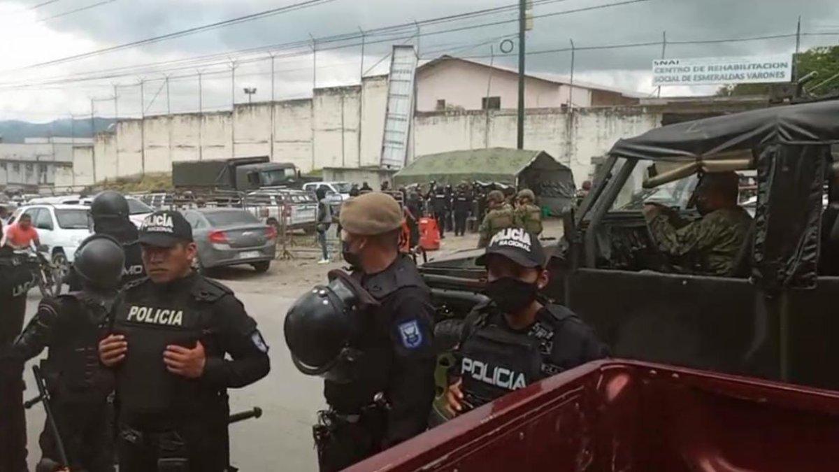 Las fuerzas del orden al momento de llegar en gran número al centro penitenciario de Esmeraldas