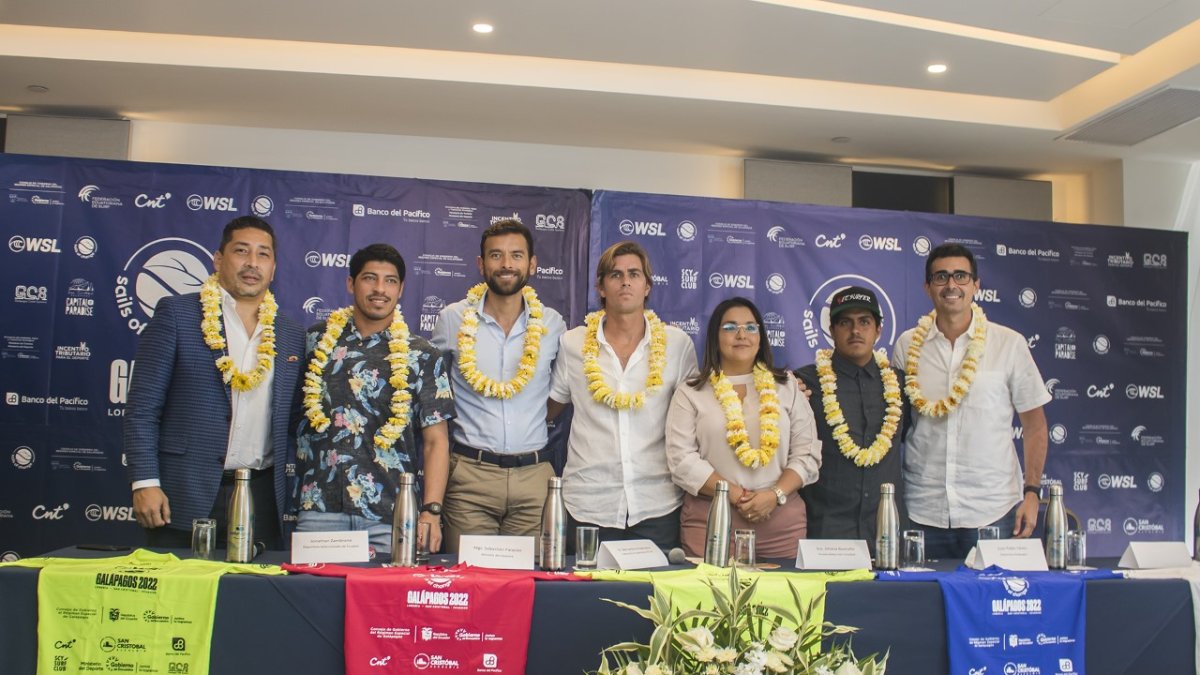 Autoridades y deportistas durante el lanzamiento realizado en Guayaquil.