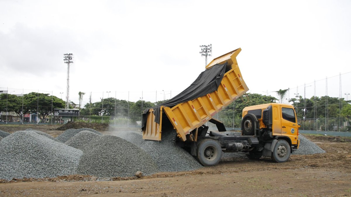 Los 7.000 m cuadrados de relleno para el jardín del Yeyo ya están en el lugar.