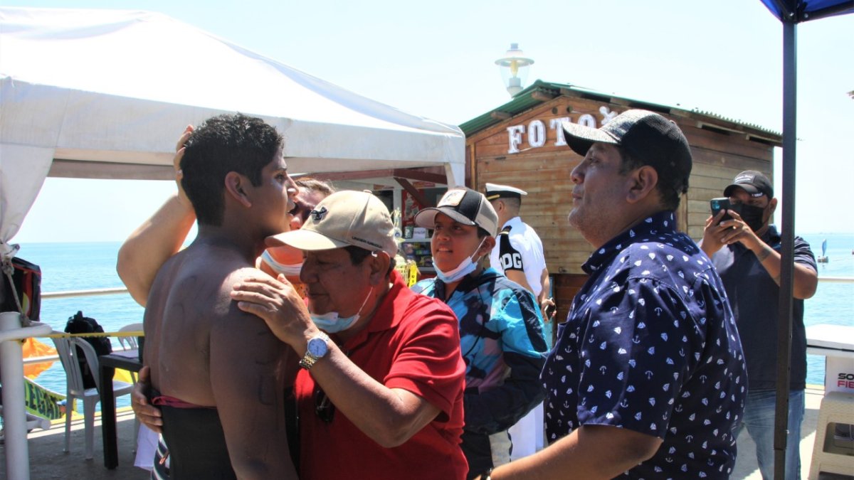 David Farinango fue recibido de manera efusiva por su abuelo y padre, ambos de nombre Carlos, tras llegar primero en los 10 km de aguas abiertas al hacer 1 hora con 56 minutos.