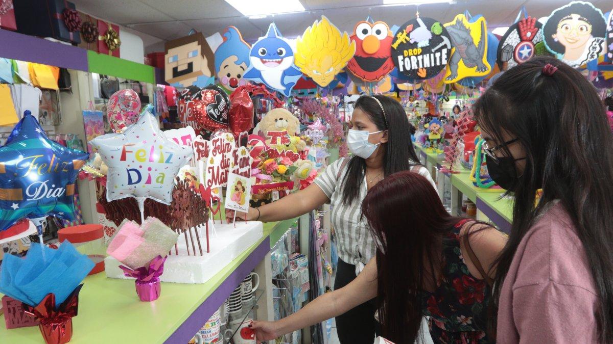 Detalles. En Fantasías del Conquistador hay regalos desde $ 2 para la madre, abuela o tía.