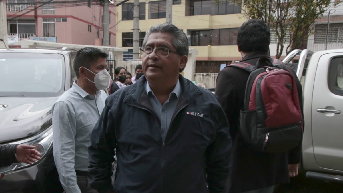 Rafael Lucero se mostró algo tenso explicando las razones por las que viajó a México para reunirse con Rafael Correa.