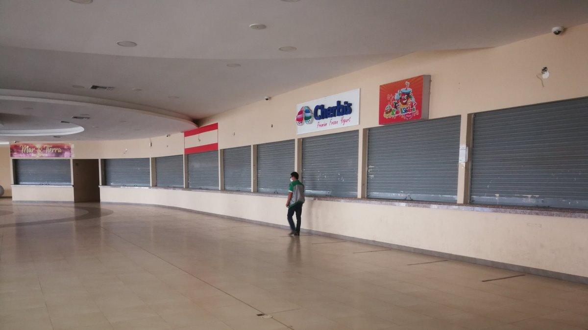 Servicio. Así permanece el área que se supone debía funcionar como patio de comida e imán para los visitantes y habitantes de Playas. Sin embargo, en el sitio todo está cerrado.