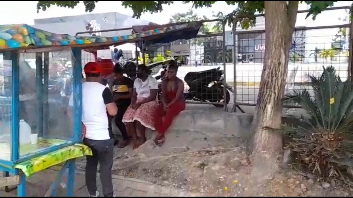 Familiares de Gabriel Cortez se reunieron en los exteriores de la Unidad de Vigilancia Comunitaria de Esmeraldas para pedir información sobre el futbolista