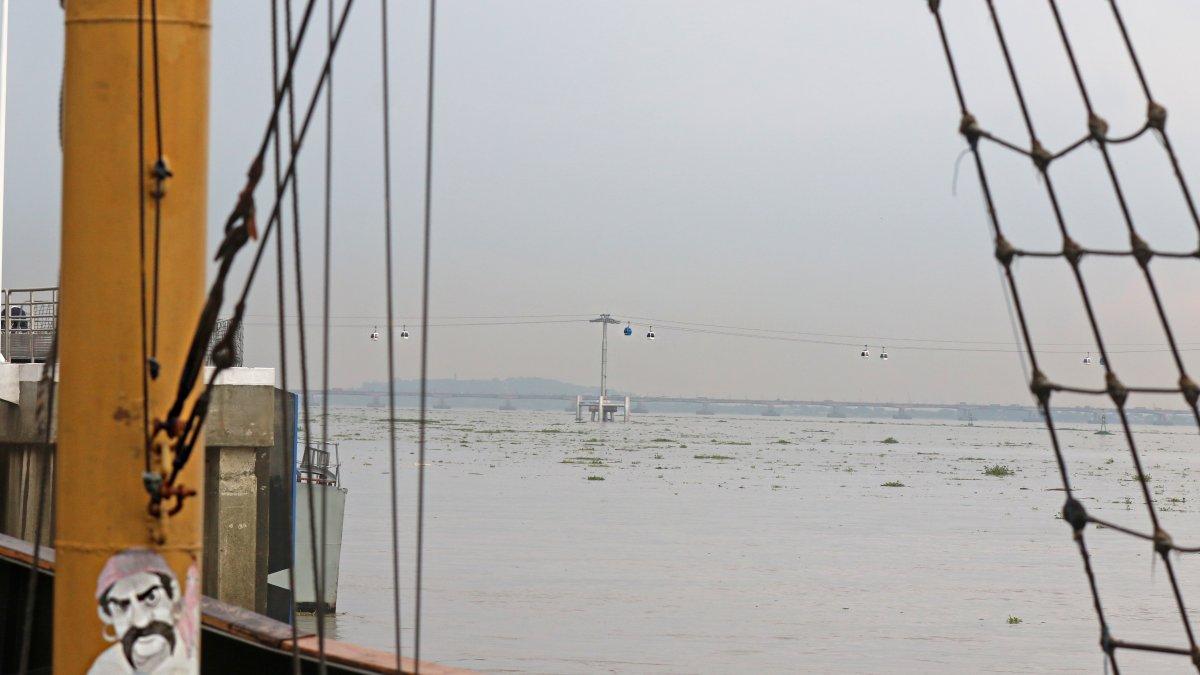 Anclado La embarcación se encuentra varada en el muelle, mientras la aerovía continúa funcionando.