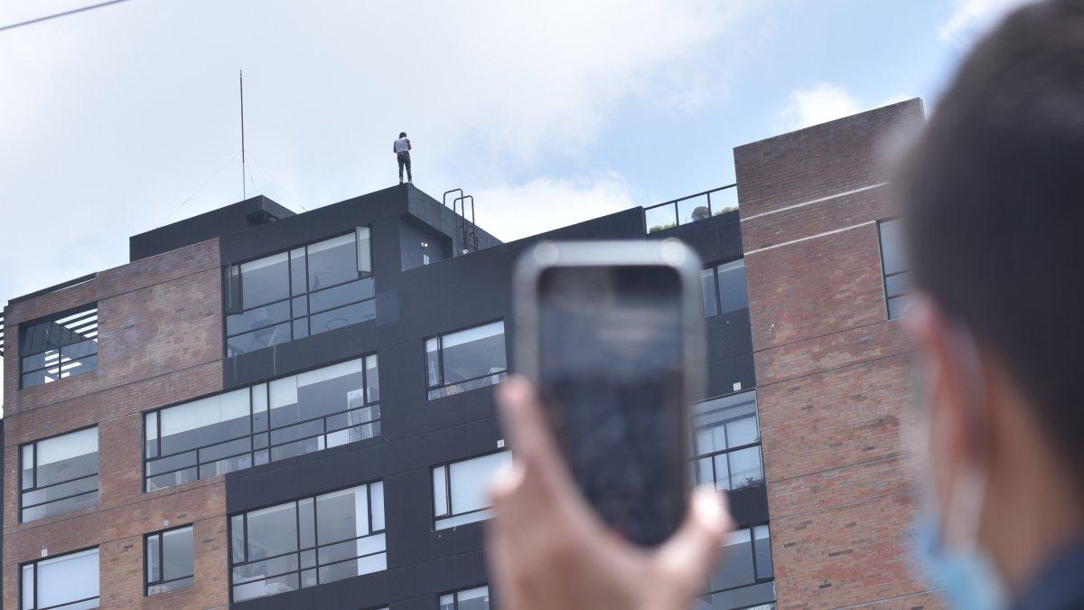 Muchas personas grababan al hombre mientras estaba parado en el borde de la terraza.
