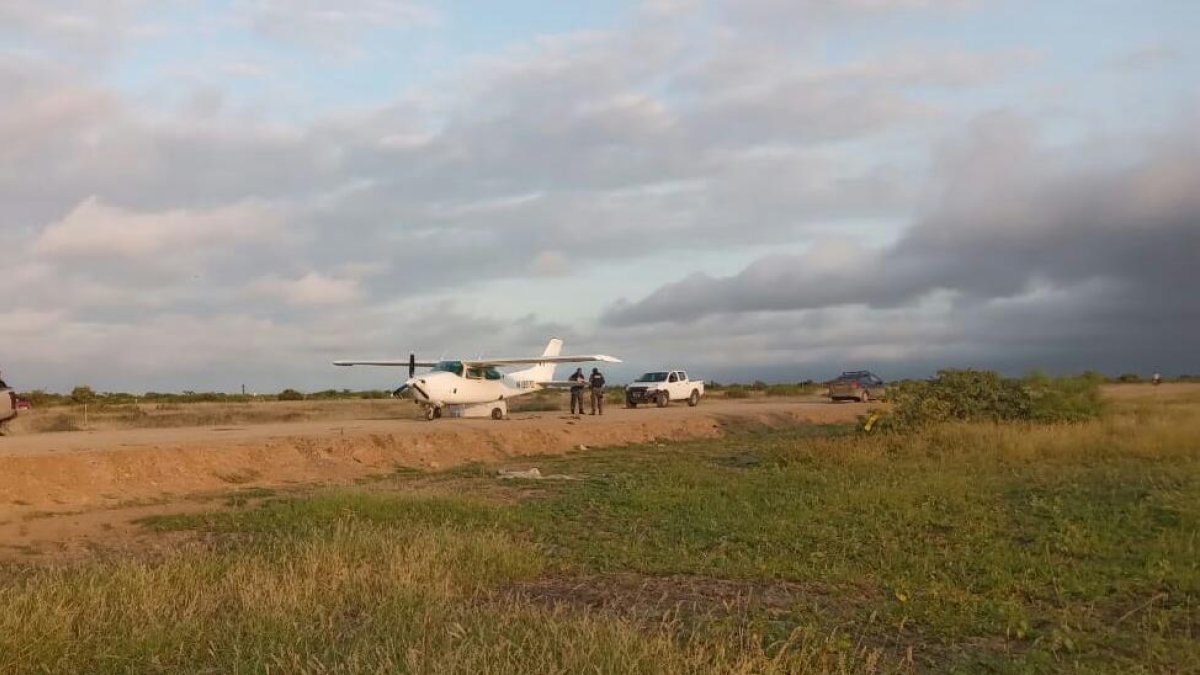 Capturan avioneta en Chanduy, se registró una balacera, según informaron los lugareños.