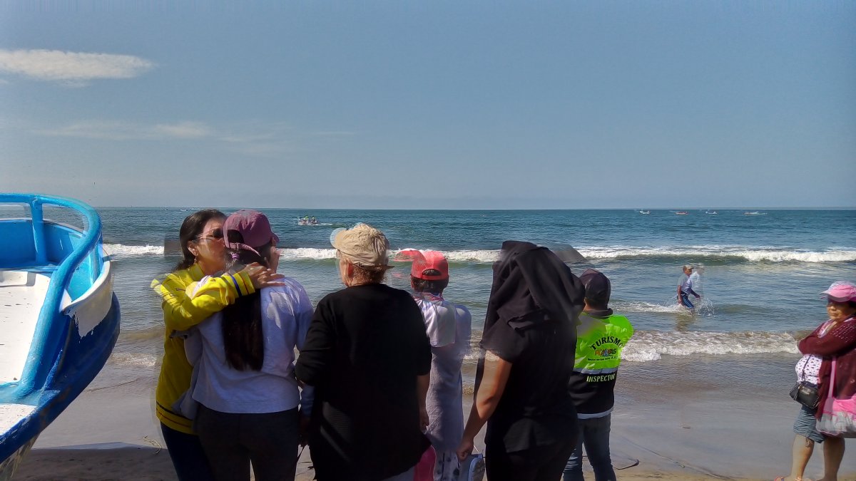 Familiares esperan  por el cuerpo de la persona desaparecida