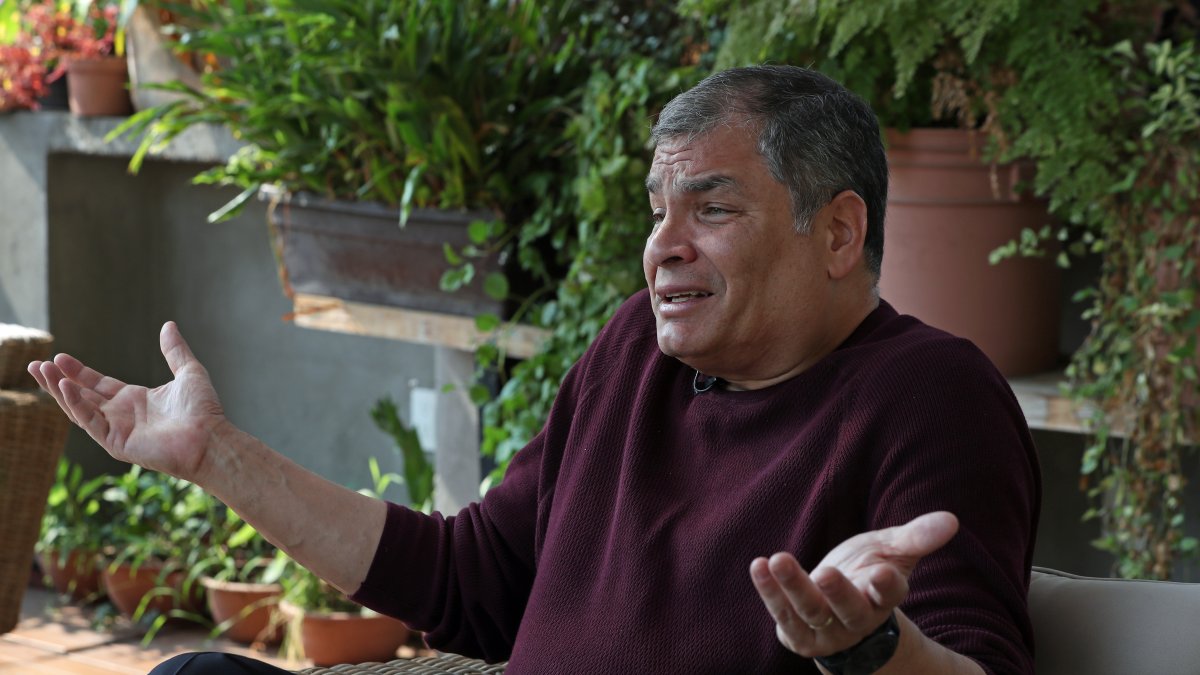 Fotografía de archivo, tomada el 13 de abril de 2021, en la que se registró al expresidente de Ecuador, Rafael Correa, durante una entrevista con Efe, en Ciudad de México (México).