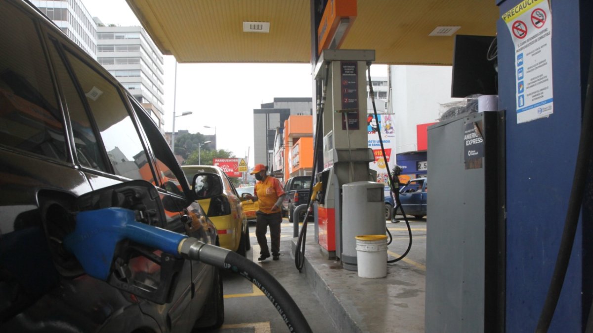 El precio del galón de gasolina Súper y Ecoplus varían según el precio de barril de petróleo a escala internacional.