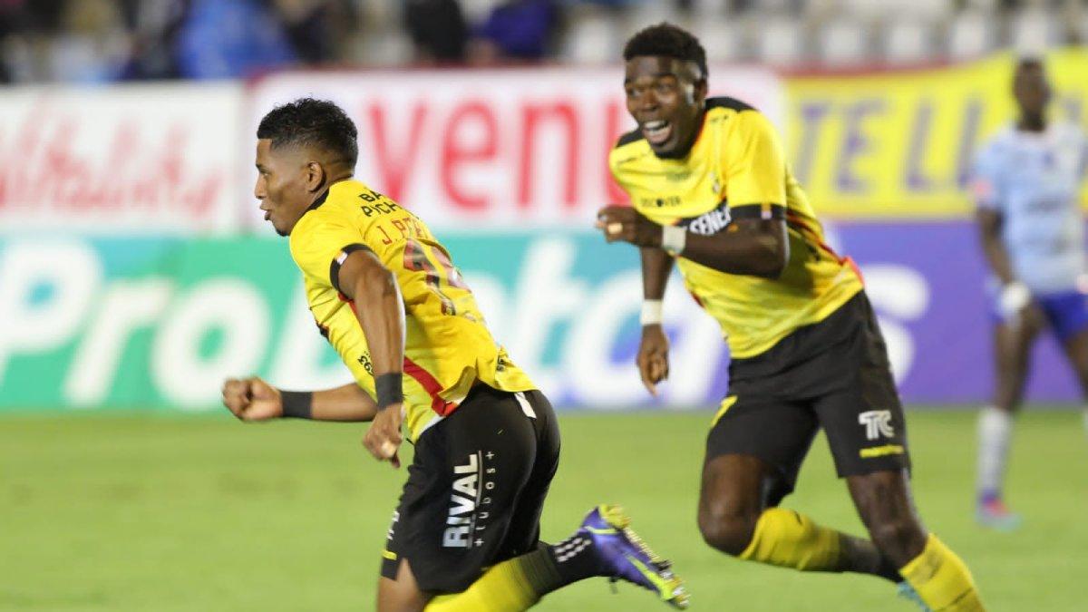 Jonathan Perlaza (i) fue el autor del único tanto de Barcelona tras concretar al minuto 47.