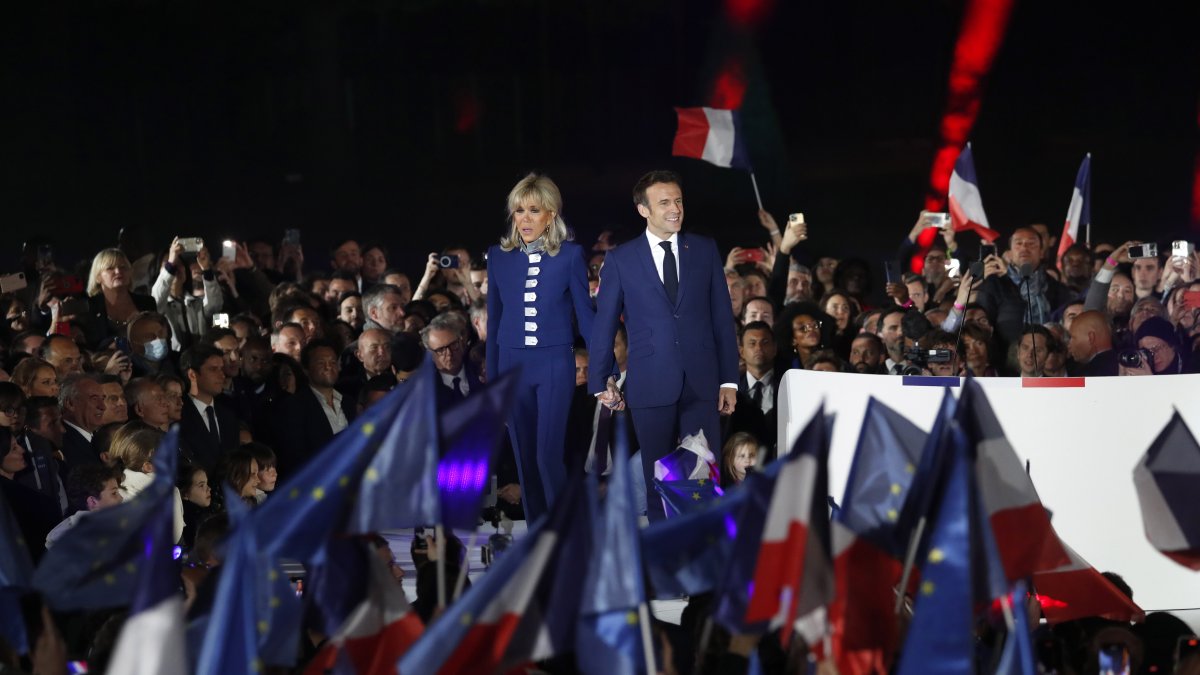 Paris. Emmanuel Macron, junto a su esposa, llegan a festejar el triunfo en las urnas.