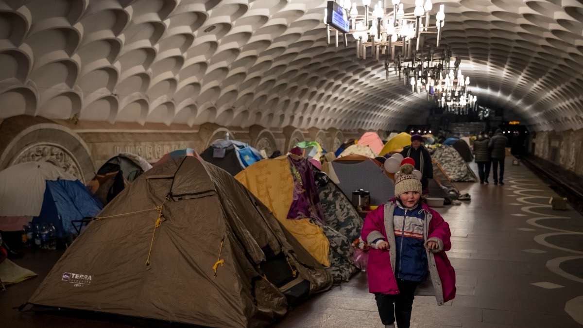 Entre carpas. Cientos de personas sobreviven en las galerías subterráneas del metro de Járkov, donde se acomodan y se organizan para alimentarse y proveerse de seguridad.