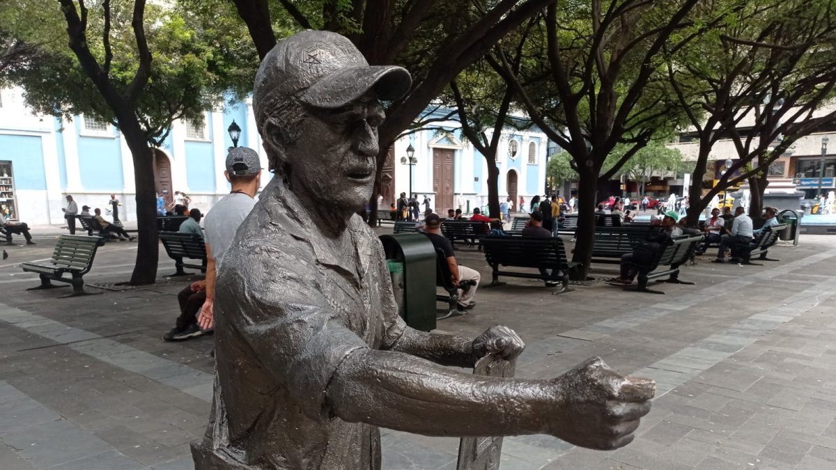 La escultura del hombre de la lotería está ubicada en el parque San Francisco.