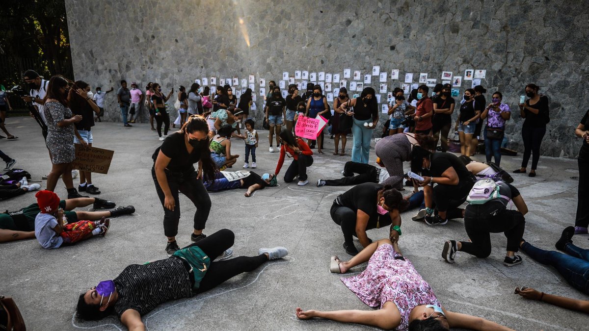 Colectivos feministas durante una protesta contra las desapariciones y feminicidios en el balneario de Acapulco, estado de Guerrero (México).