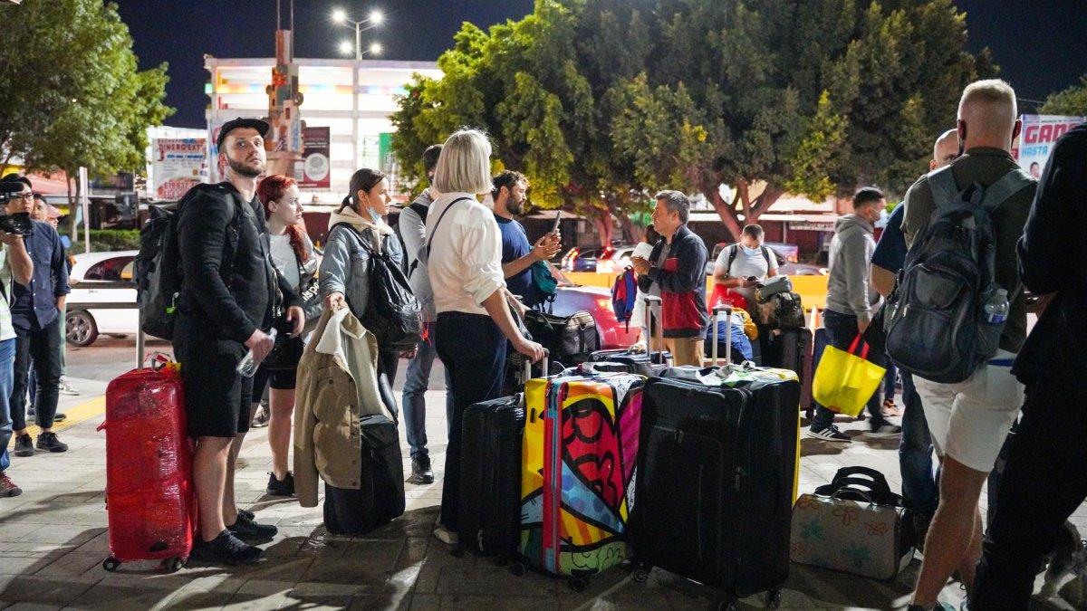 Un grupo de ucranianos intenta entregarse a oficiales de la oficina de Aduanas y Protección Fronteriza (CBP) para pedir refugio en Estados Unidos, el 24 de abril de 2022.