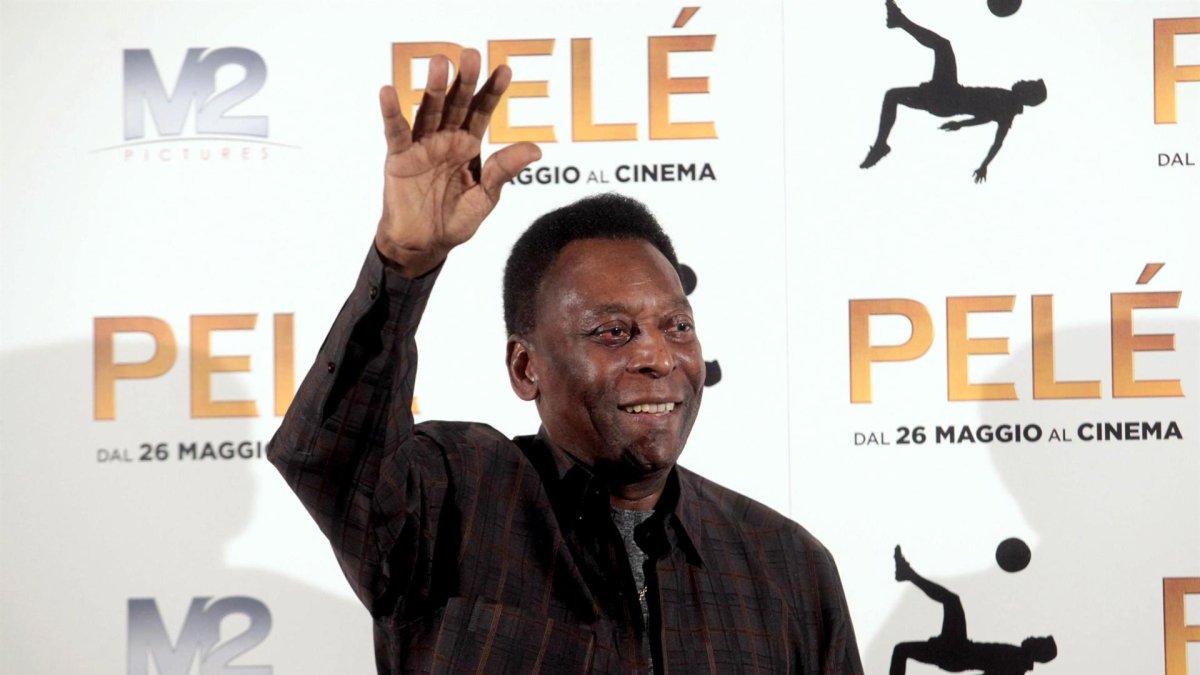 Fotografía de archivo en la que se registró al exfutbolista brasileño Edson Arantes do Nascimento 'Pelé', en Milán (Italia).