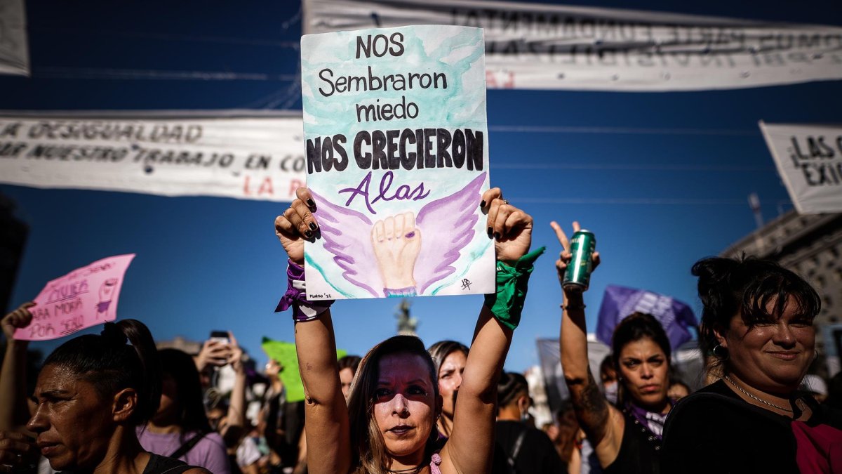 Colectivos sociales y feministas salen a las calles para conmemorar el Día Internacional de la Mujer en Buenos Aires (Argentina), en una fotografía de archivo.