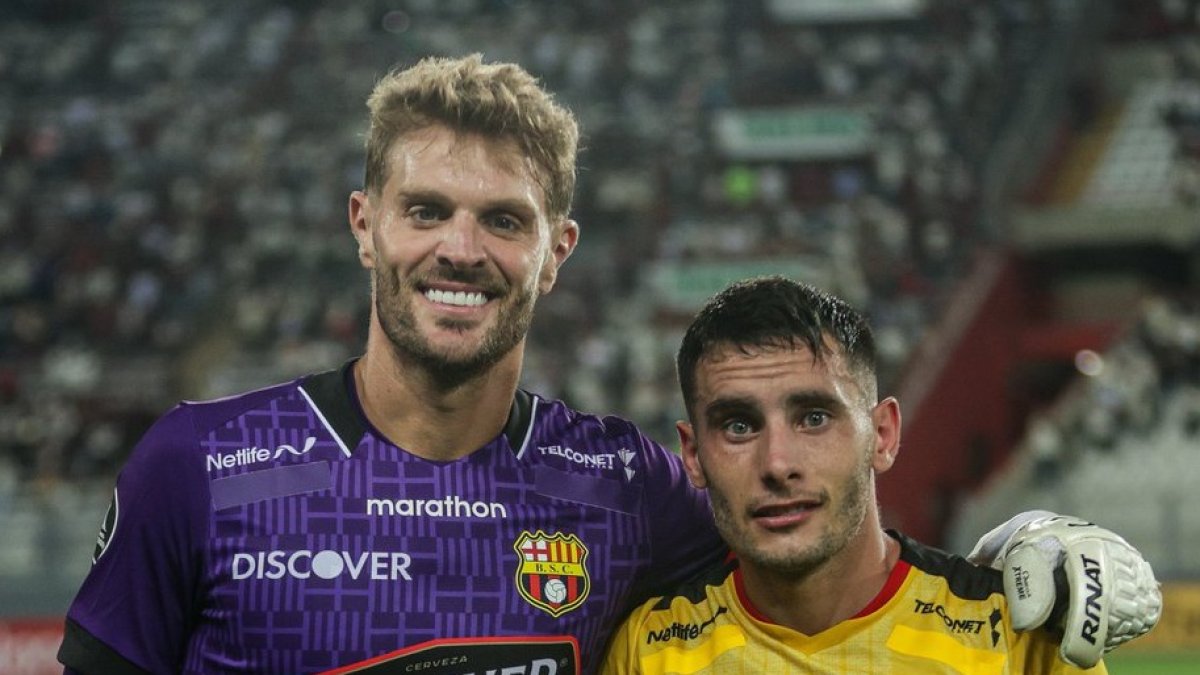 Javier Burrai (i) y Emmanuel Martínez de Barcelona estarían por iniciar los trámites de naturalización como ecuatorianos.