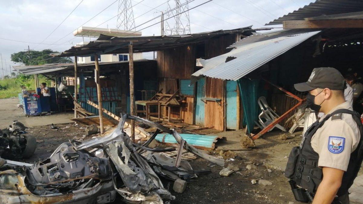 Un vehículo estalló la madrugada de este lunes 25 de abril en frente de la Cárcel Regional Guayas.