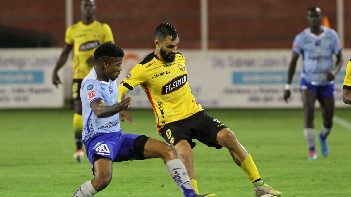 Gonzalo Mastriani (d), delantero de Barcelona, domina la pelota en el triunfo ante Macará.