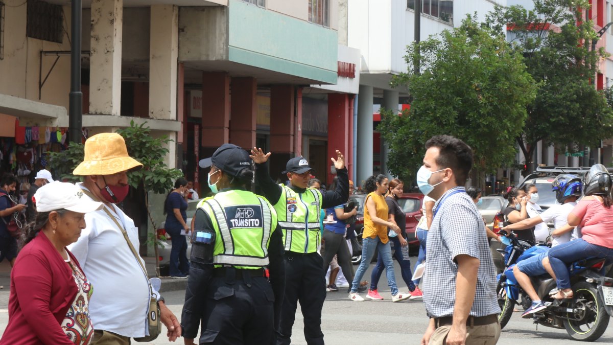 Ritmo. El casco comercial es uno de los puntos donde la congestión vehicular abruma tanto a conductores como a peatones. Y ya no solo se dan en las denominadas horas pico.