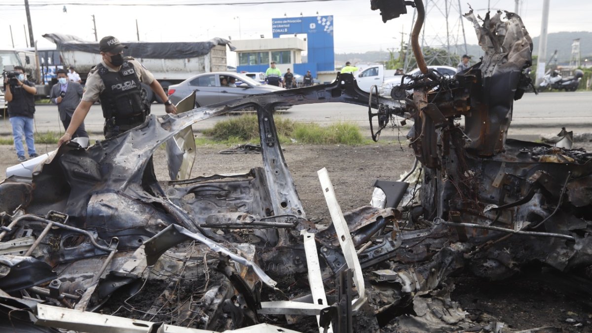 Escombros. Un policía contempla lo que quedó del automotor que explotó ayer.