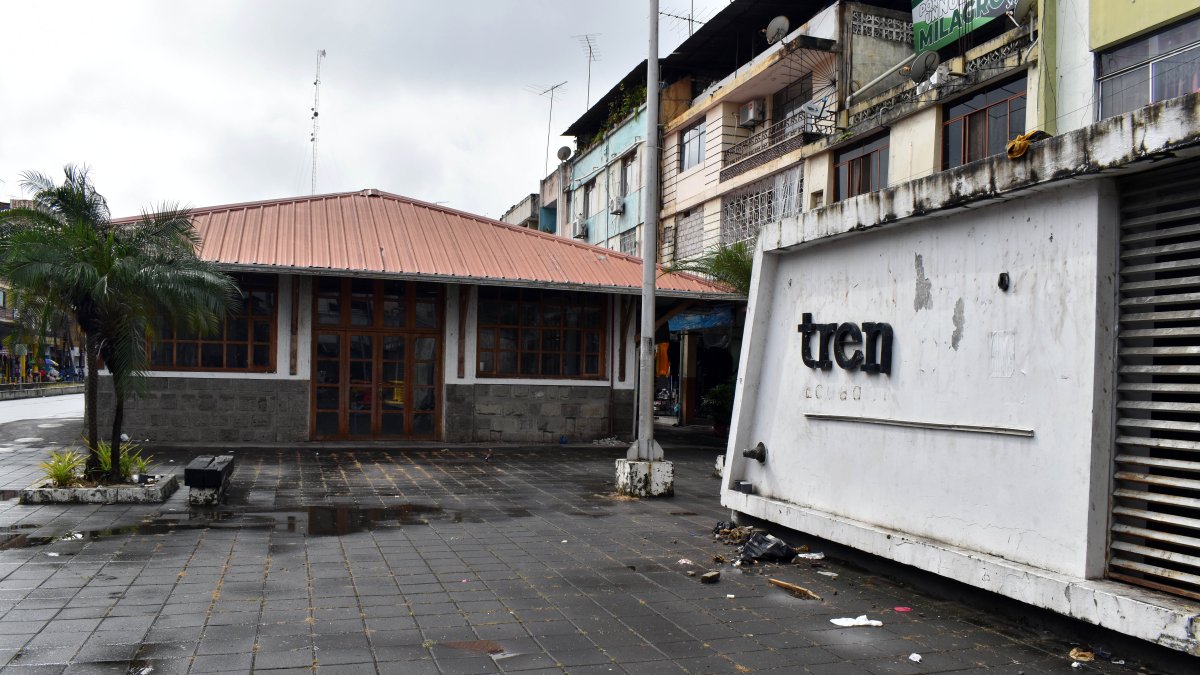 Suciedad. En los exteriores de la estación son evidentes la falta de limpieza y el mal olor que se percibe al transitar por el sitio.