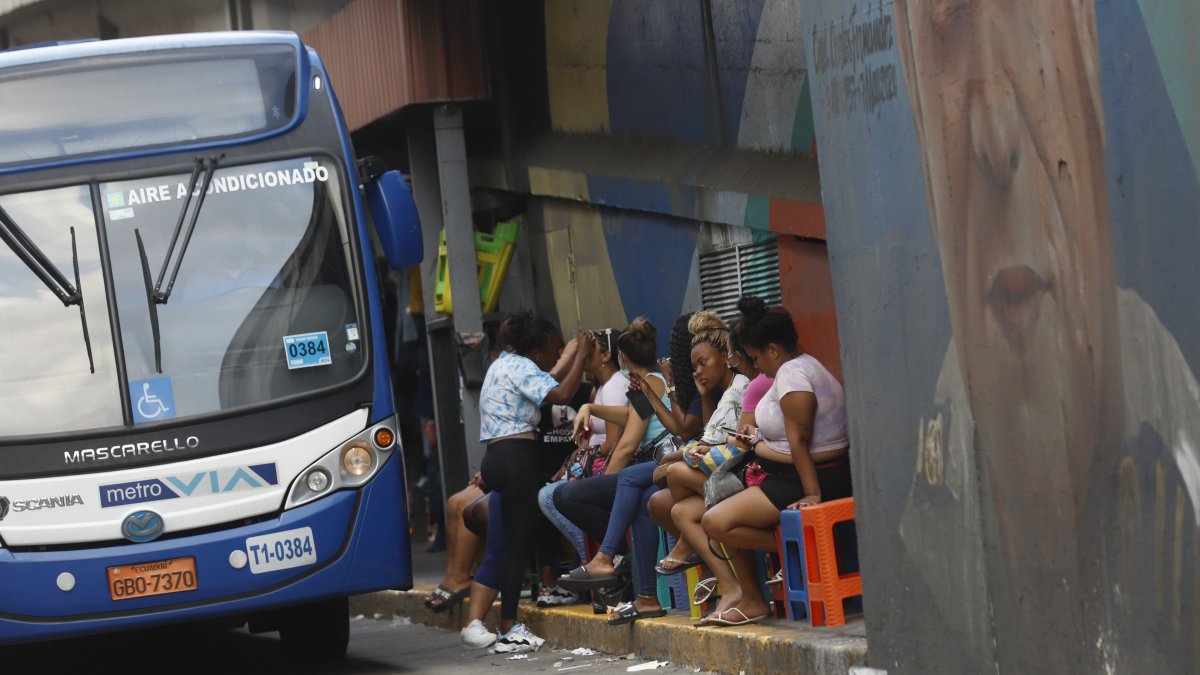 Pestañeras al filo de la calle.