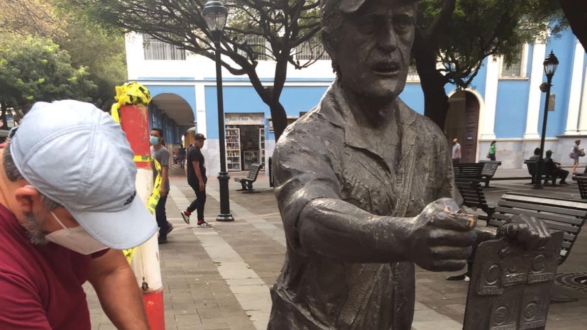 Labor. El artista Hans San Andrés restauró la escultura a pocas horas de conocer el hecho, alertado por EXPRESO.