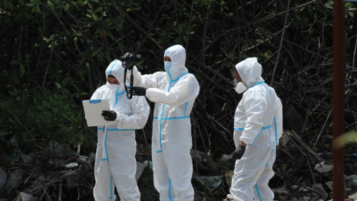 Agentes de criminalística en muerte reporta en la Perimetral.