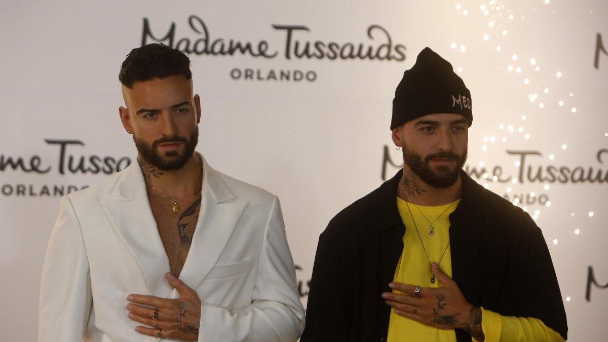 El cantante colombiano Maluma posa junto a su figura de cera hoy, en el museo de cera Madame Tussauds de Medellín