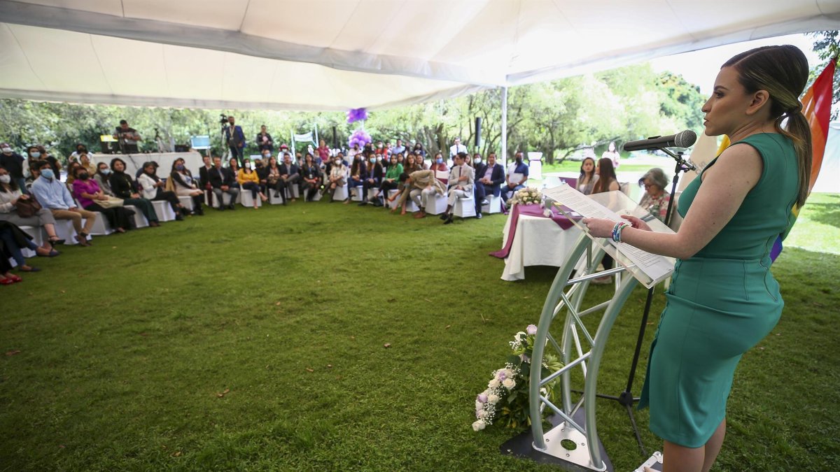 La secretaria de Derechos Humanos, Bernarda Ordóñez, habla durante una rueda de prensa hoy en Quito (Ecuador).