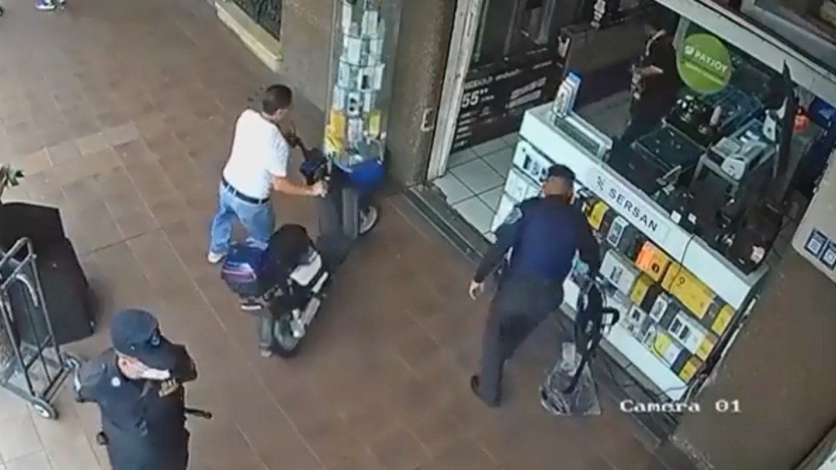 Video. Momentos en que un agente metropolitano retira el ventilador que está afuera del local.