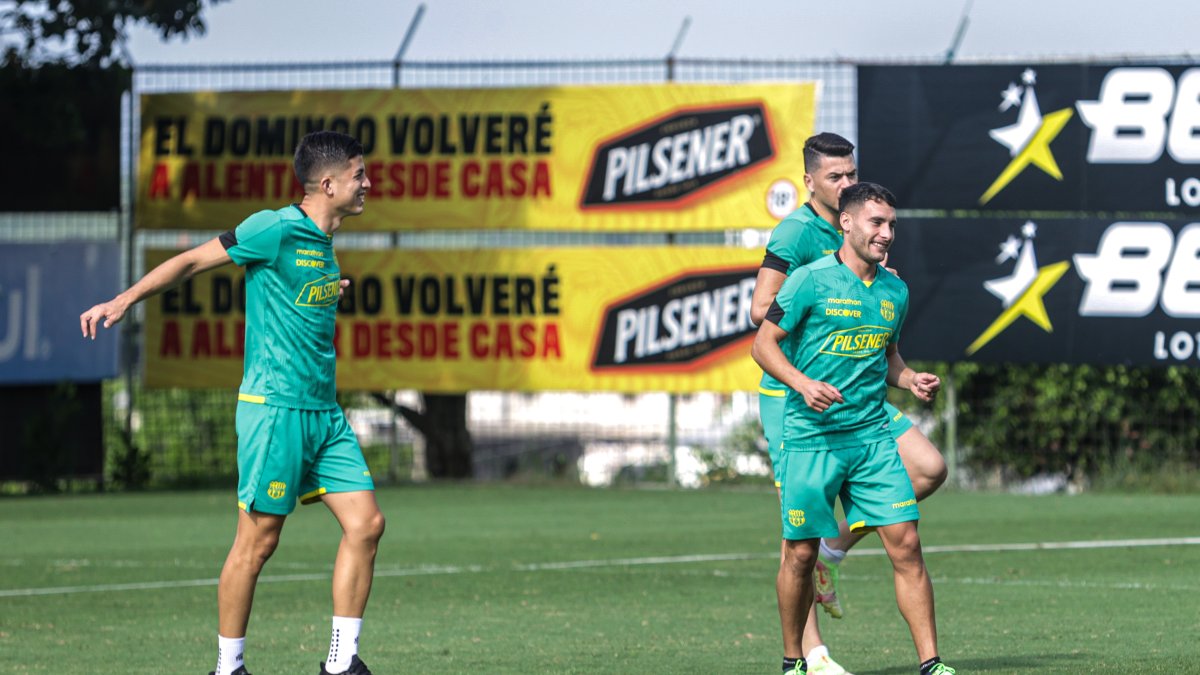 Emmanuel Martínez (d) volvió a las practicas del conjunto canario.