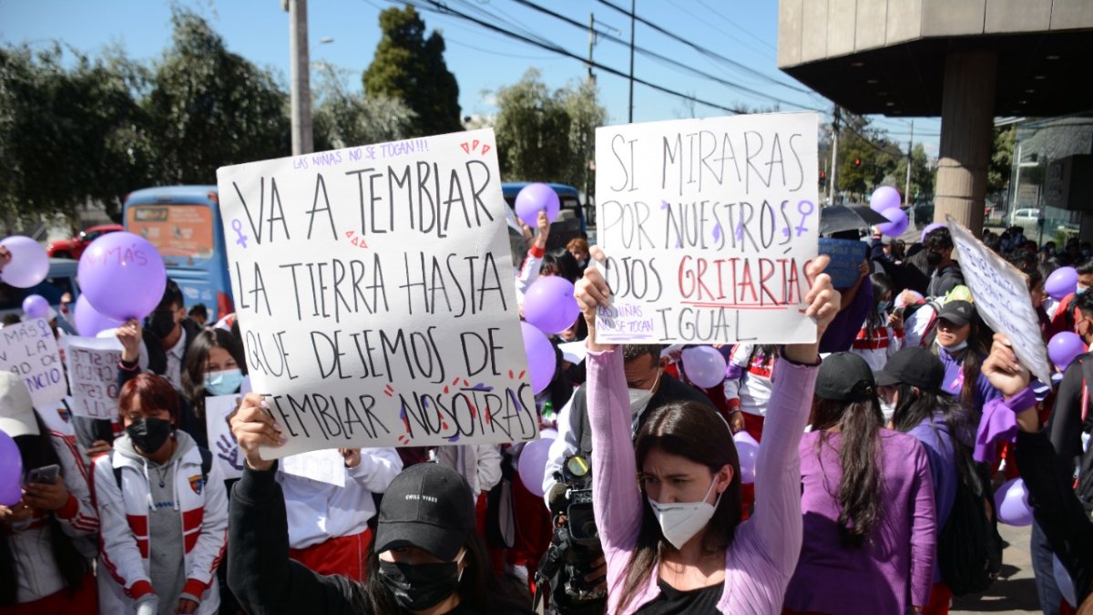 Con carteles y vistiendo el uniforme del plantel educativo varios estudiantes acudieron a la protesta.