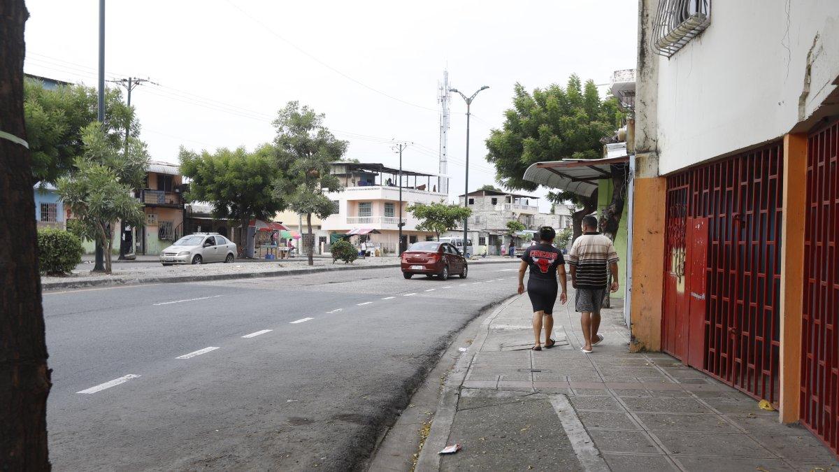 En la ciudadela El Guasmo, sur de Guayaquil, los moradores señalan sentir temor de andar en los exteriores de sus vivienda.