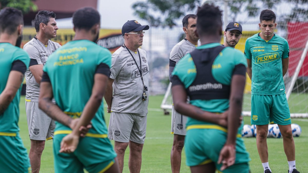 Jorgé Célico, técnico de Barcelona, en una charla con sus dirigidos previo al entrenamiento.