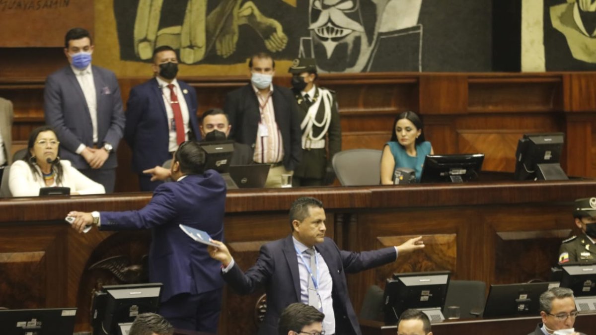 Nuevamente se produjeron incidentes en el Pleno de la Asamblea por el cambio del orden del día.