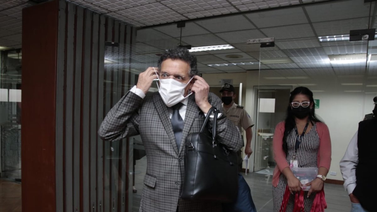 Procesado. El excontralor Pablo Celi llega a la sala de audiencias de la Corte Nacional de Justicia para su juicio.