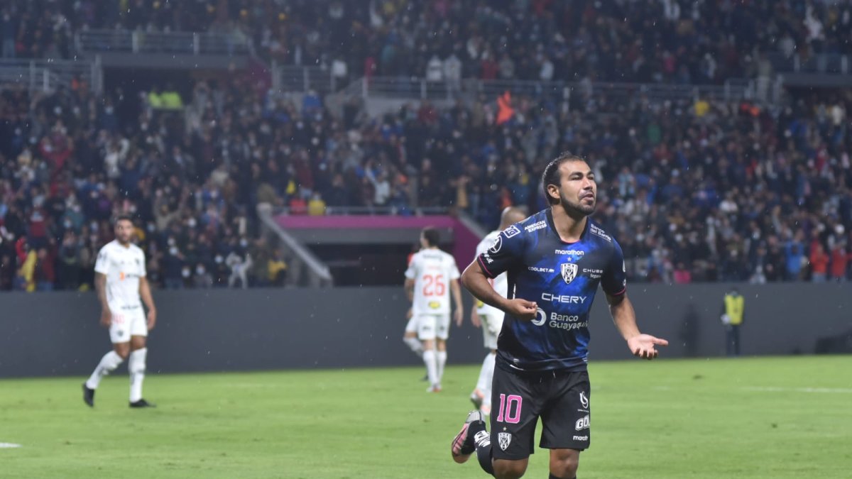 Junior Sornoza festeja tras marcar el gol del empate de Independiente del Valle.