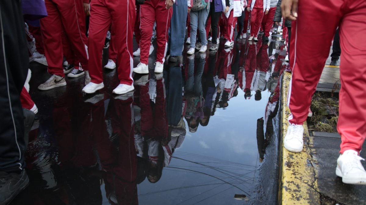 Marcha. Decenas de estudiantes de al menos dos colegios de Quito caminaron hacia el colegio Dillon a exigir justicia.
