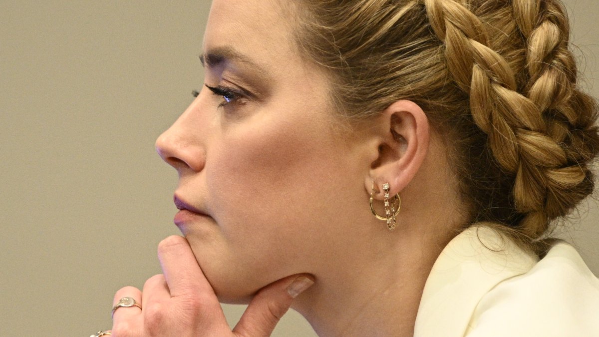 La actriz Amber Heard escucha en la sala del Tribunal de Circuito del Condado de Fairfax en Virginia