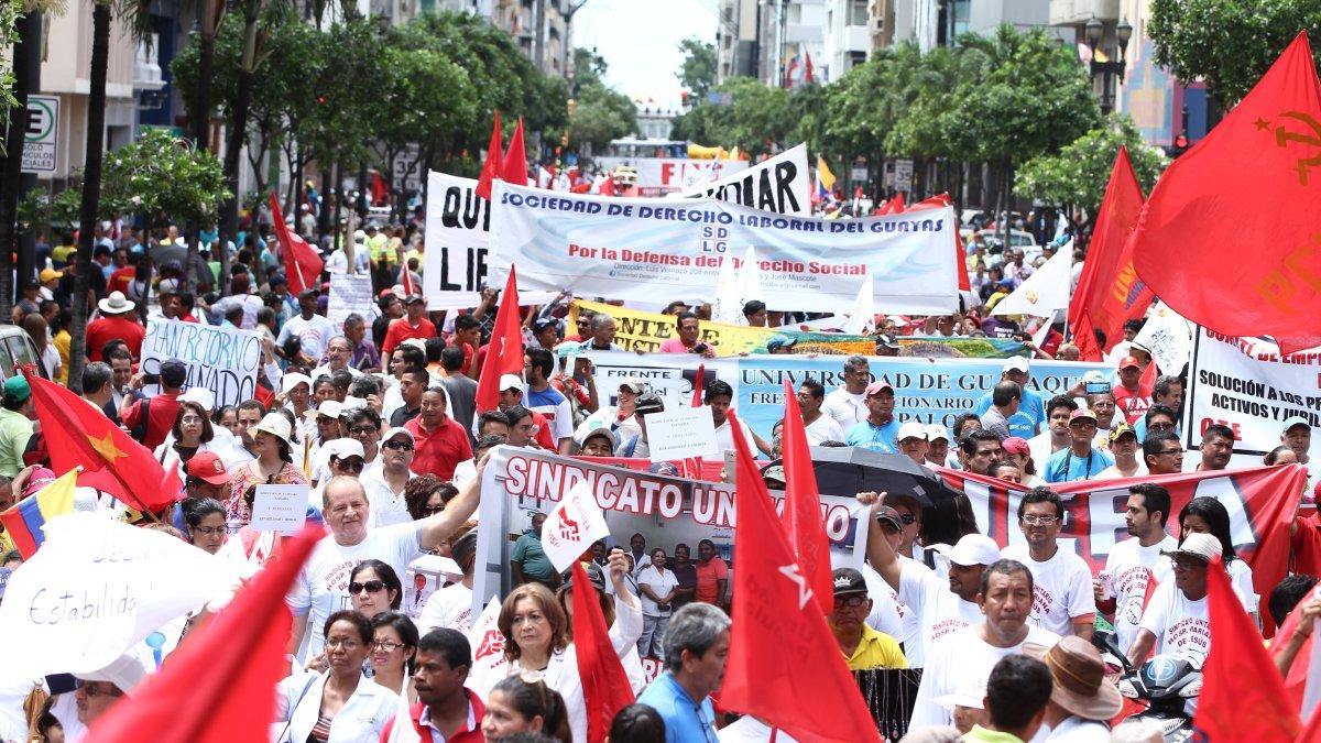 La organizaciones laborales suelen marchar por la avenida 9 de Octubre en Guayaquil en el Día del Trabajo.