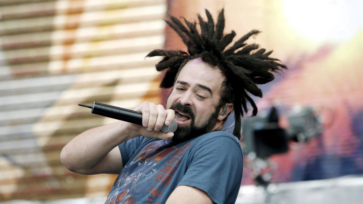 Fotografía de archivo en la que se registró al cantante Adam Duritz, voz líder de la banda Counting Crows, una de las agrupaciones invitadas al SunFest en West Palm Beach (Florida).