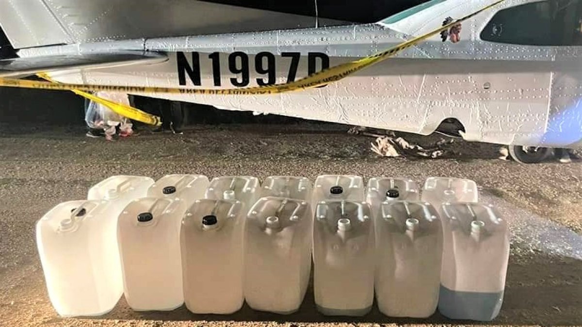 Las canecas con combustible fueron halladas a tres kilómetros de donde se encontraba la avioneta.