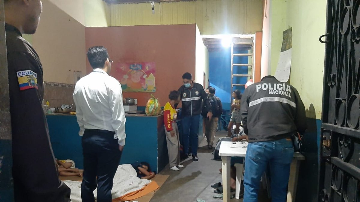 Durante el allanamiento, las autoridades confirmaron las condiciones precarias en las que descansaban las niñas.