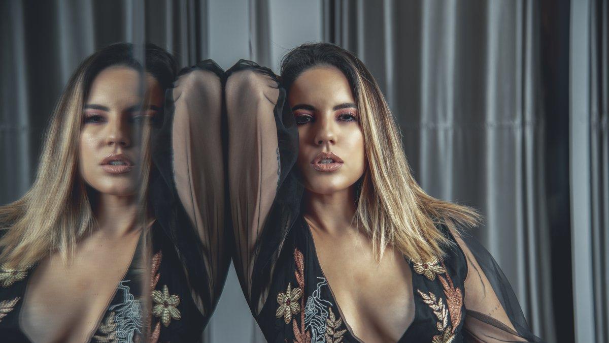 Mía cuenta con su equipo de producción que está asentado en Colombia.