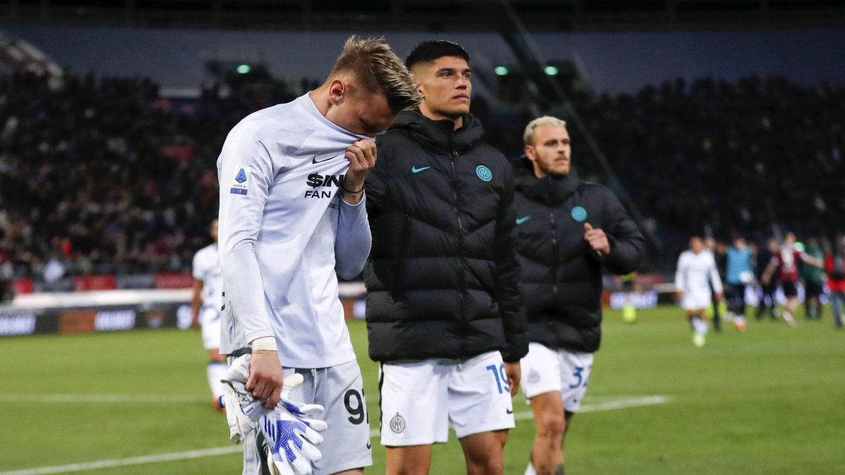 Los jugadores del Inter de Milán dejan desconsolados el campo de juego.