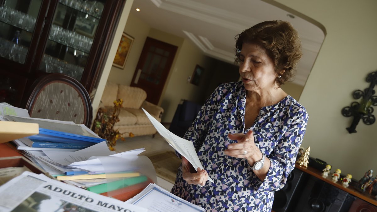 Laura Gómez es líder comunitaria y una guayaquileña que a través de sus cartas enviadas al Municipio y a EXPRESO lucha por conseguir obras para Urdesa central, el barrio en el que ha vivido hace casi 60 años, y para Guayaquil, la ciudad que, lamenta, cada vez más se sumerge en el abandono. 